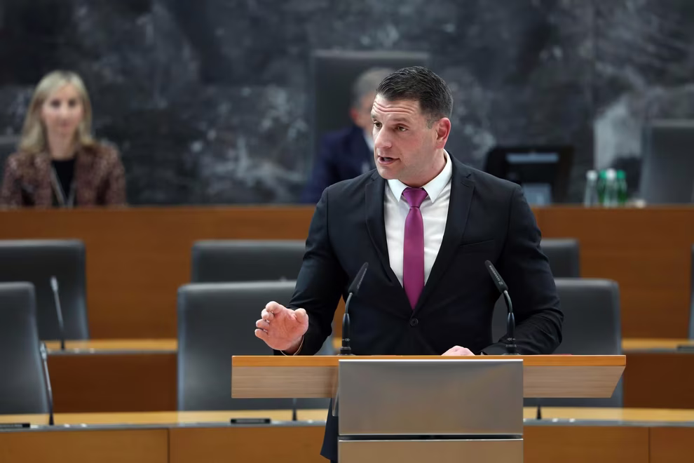 Zoran Stevanović se je rodil 23. februarja 1982 in prihaja iz Kranja. Deloval je kot policist. Nato se je zaposlil …