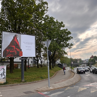 Obcestni plakati našega priljubljenega pevca, ki so preplavili Ljubljano: kaj se skriva za njimi?