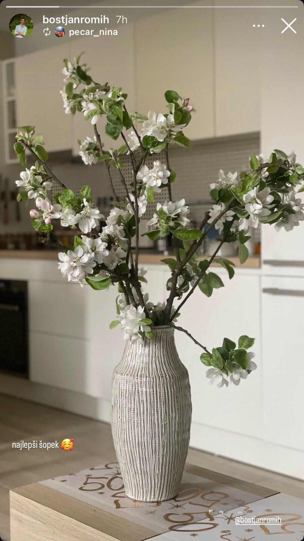 A življenje piše nove zgodbe. Le leto po ločitvi so se začele pojavljati govorice, da je Romihovo srce ponovno oddano. …