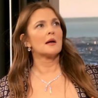 Kar je zvezdnica naredila na TV, osupnilo vse po svetu: odpela si je srajco in vsem pokazala, kako je z njo po porodu