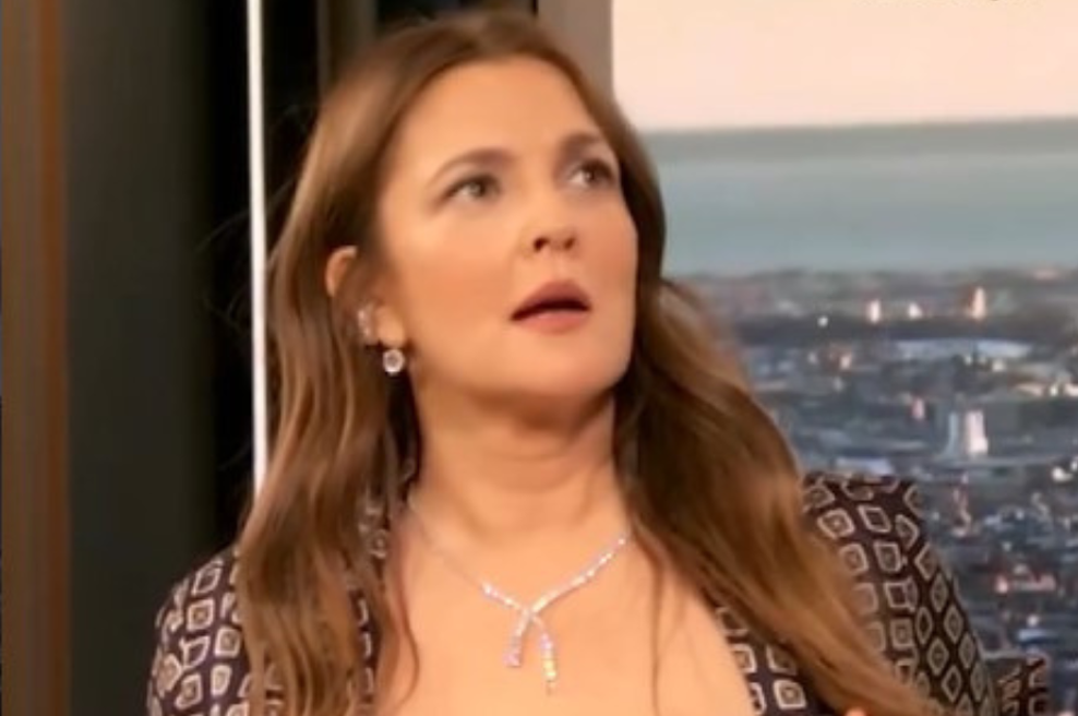 Kar je zvezdnica naredila na TV, osupnilo vse po svetu: odpela si je srajco in vsem pokazala, kako je z njo po porodu (foto: instagram.com/thedrewbarrymoreshow)