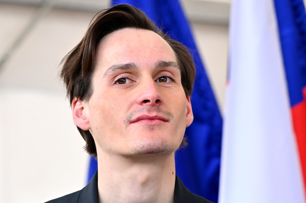 Takšno razkošno mrcino zdaj vozi Domen Prevc in ne skriva, da uživa: vsi se ozirajo za njim (FOTO) (foto: Žiga Živulović Jr./Bobo)