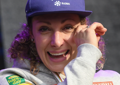 Ta fotografija Ilke Štuhec je obkrožila splet – in sprožila mešane odzive (mnoge razjezila njena družba)