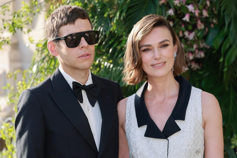 Nove fotografije iz Londona so znova spodbudile ugibanja o krizi v zakonu Keire Knightley in Jamesa Rightona. Glasbenika so v …