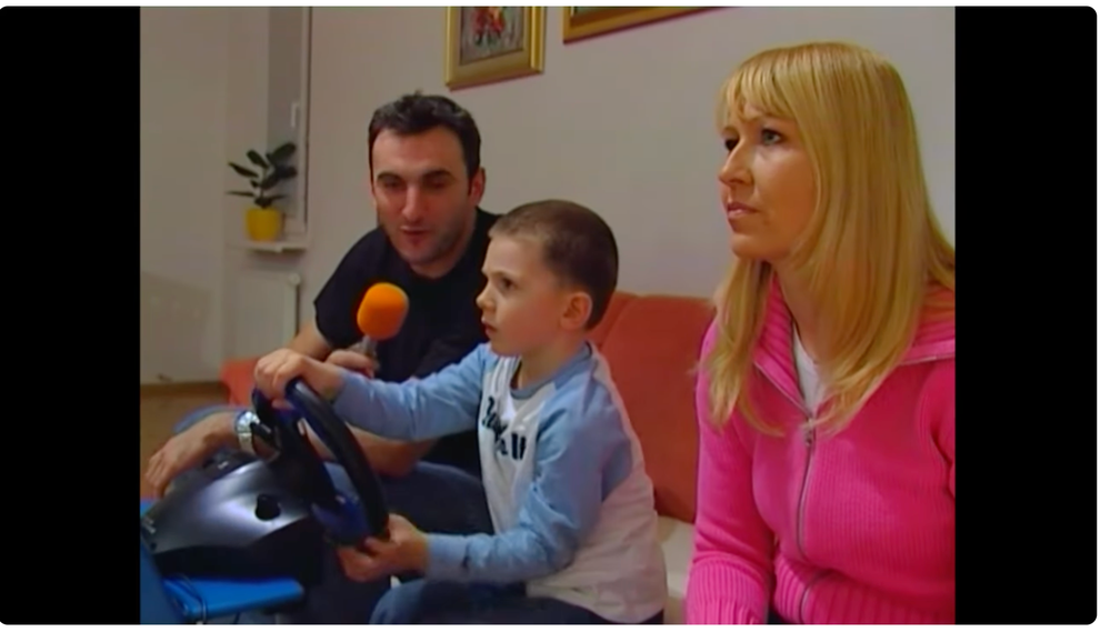 V času Lukovega otroštva je Mirjam Poterbin nosila svetlejšo, blond barvo las, ki je poudarjala njene obrazne poteze. Fotografije iz …