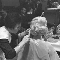 Vrača se na velika vrata: Pozabljen izdelek iz mladosti naših mam postaja zaveznik današnjih frizerjev