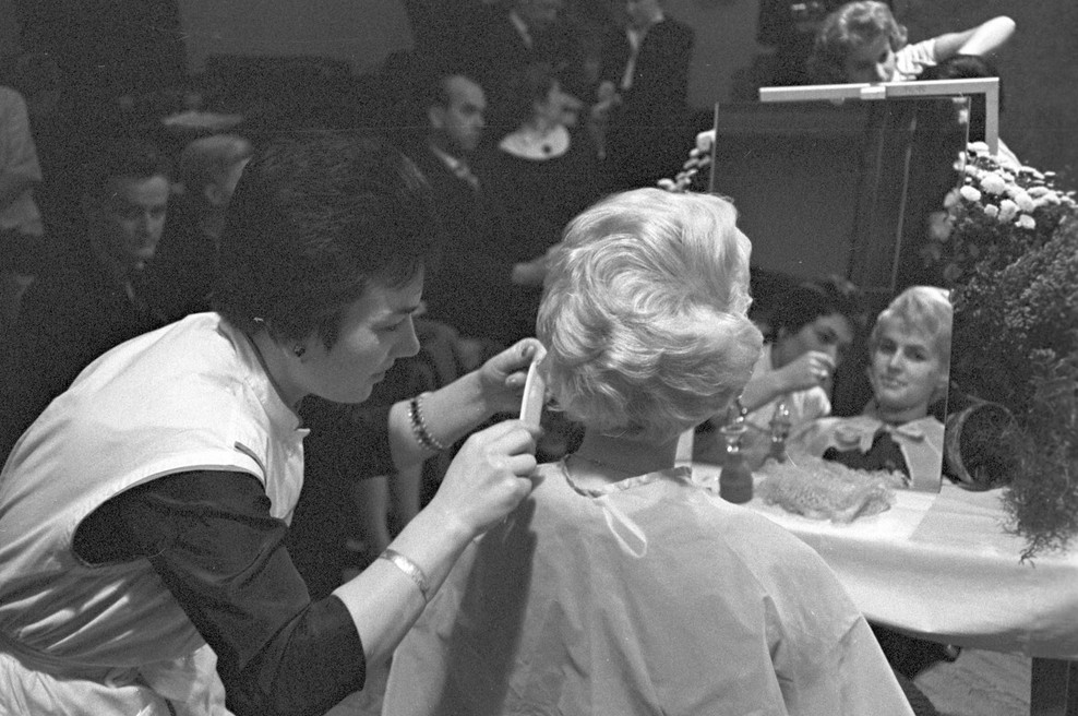 Vrača se na velika vrata: Pozabljen izdelek iz mladosti naših mam postaja zaveznik današnjih frizerjev (foto: profimedia)