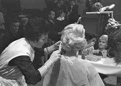 Vrača se na velika vrata: Pozabljen izdelek iz mladosti naših mam postaja zaveznik današnjih frizerjev