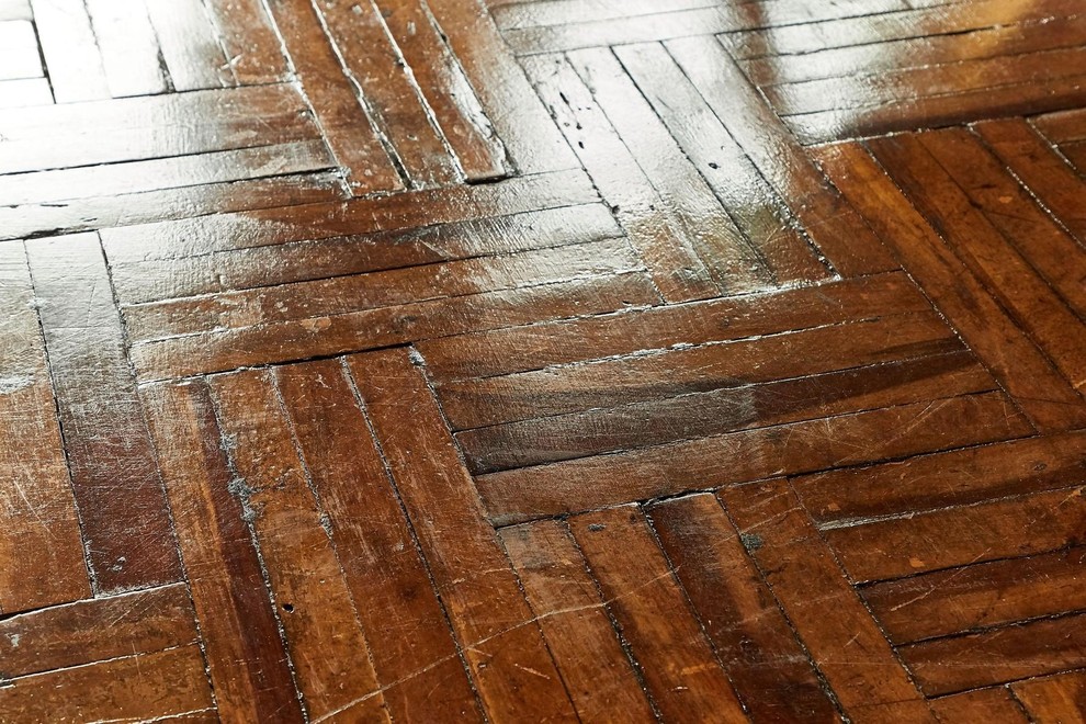 Lesena tla so naraven, 'živ' material in kljub kakovostnim lakom ali oljem sčasoma podležejo vsakodnevni obrabi. Visoke pete, premikanje težkega …