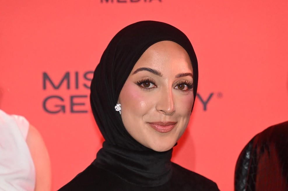 Na finalnem izboru za Miss tekmovalka nosila hidžab, pri nas znana desna političarka že na nogah (foto: Profimedia)