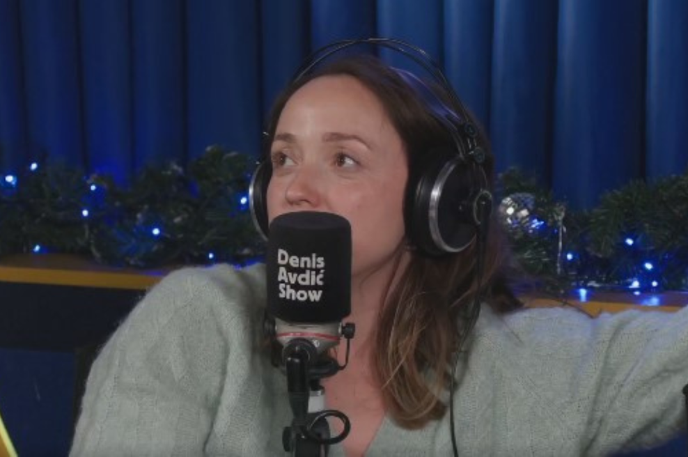 Slovensko voditeljico v studiu vse pripeljalo tako daleč, da je sočno zaklela: "Ne me je**t!" (foto: facebook.com/radioena/posnetek zaslona)