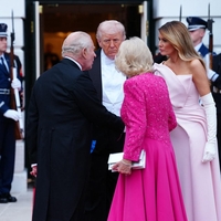 Vsi gledajo njeno obleko: Melania Trump poslala skrito sporočilo kralju Karlu