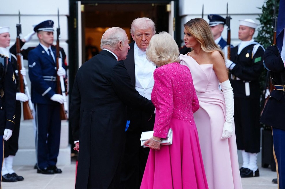 Vsi gledajo njeno obleko: Melania Trump poslala skrito sporočilo kralju Karlu (foto: Profimedia)