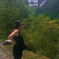 Prvomajski pobeg naše znane voditeljice: objavila fotografijo, vsem je v oči padla le ena podrobnost