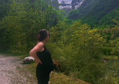 Prvomajski pobeg naše znane voditeljice: objavila fotografijo, vsem je v oči padla le ena podrobnost