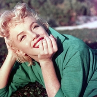 Doslej neobjavljene fotografije Marilyn Monroe (in njen skrivni recept za nadev za purana) gredo na dražbo