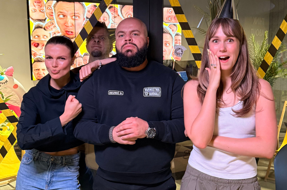 Kaj se dogaja?! Jutranji šok in drama na slovenskem radiu, voditeljici pričakal ... varnostnik! (foto: Hitradio Center)