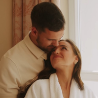 Po spletu kroži posnetek zaroke sanjskega Karla in Kaje (ste ga že videli?)