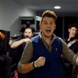 Naš pevec naredil zabavno himno o Slovencih, ki že odmeva (prste vmes ima tudi Avdić)