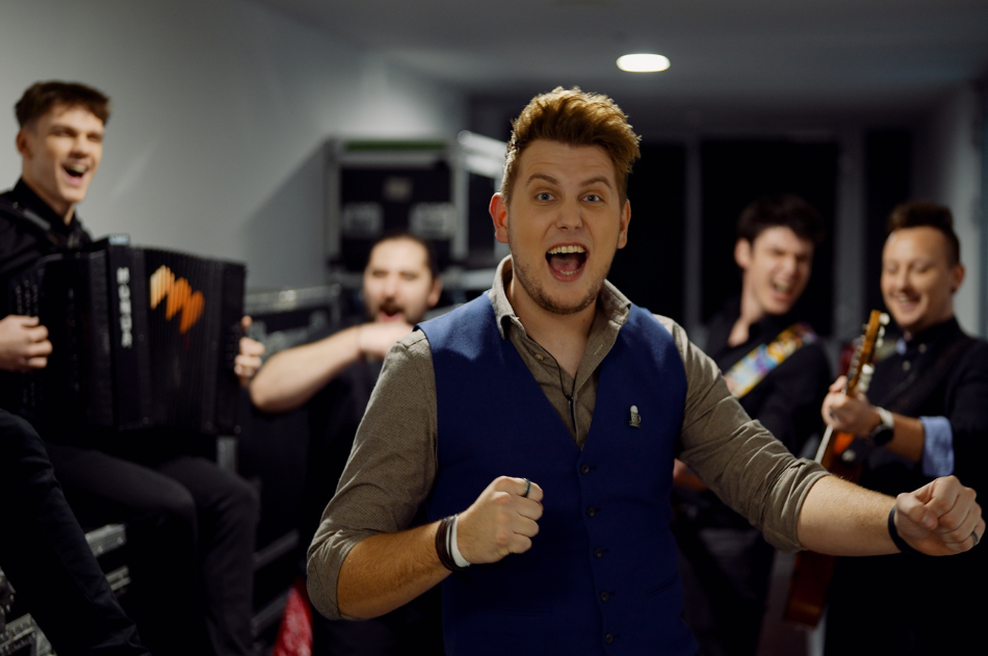 Naš pevec naredil zabavno himno o Slovencih, ki že odmeva (prste vmes ima tudi Avdić) (foto: Neo Visuals)