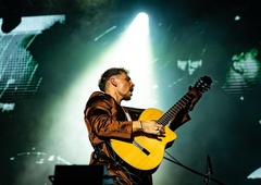 Koncert Žana Serčiča zavit v debel plašč žalosti, na dan zdaj prihajajo presunljive podrobnosti: "Moj sin ... Boril se je za življenje!"