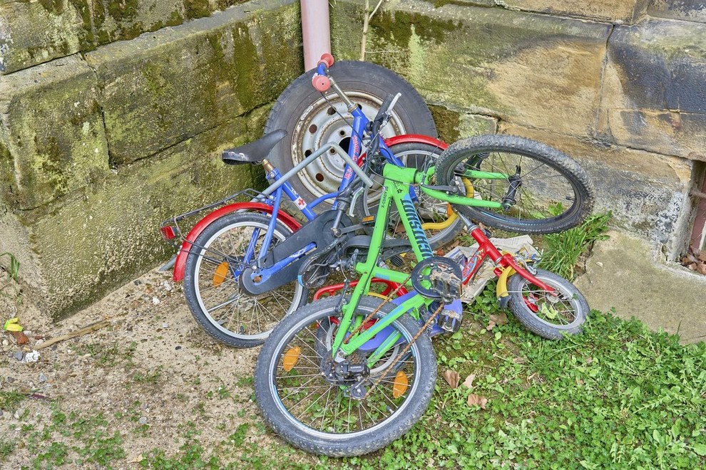 Posebej zanimiva so dvorišča, polna starih in zavrženih predmetov. Psihologi pravijo, da ljudje, ki leta hranijo polomljene stole, stare pnevmatike, …