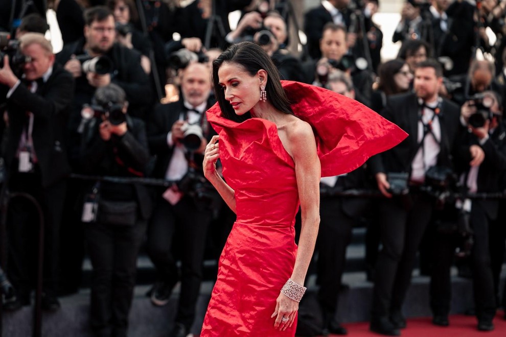 Pojav Demi Moore na rdeči preprogi filmskega festivala v Cannesu je povzročil plaz komentarjev na družbenih omrežjih in v svetovnih …