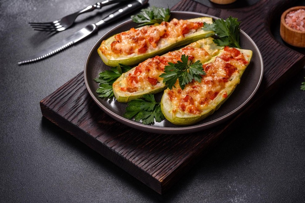 Sestavine: • tri srednje velike bučke • 500 gramov mletega mesa • ena čebula • ena manjša paprika • štiri …