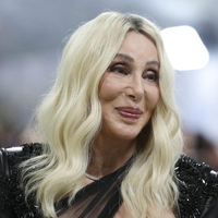 Cher pri 80-ih: priznanje o liftingu obraza, mladi partner in 'neizmerna žalost'