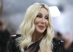 Cher pri 80-ih: priznanje o liftingu obraza, mladi partner in 'neizmerna žalost'