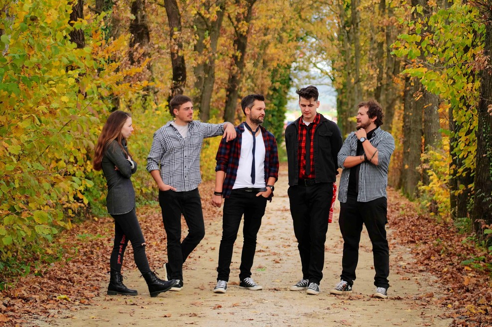 Slovenski band predstavlja spot, ki nosi posebno srednješolsko zgodbo (vračajo se h koreninam) (foto: Arhiv izvajalcev)