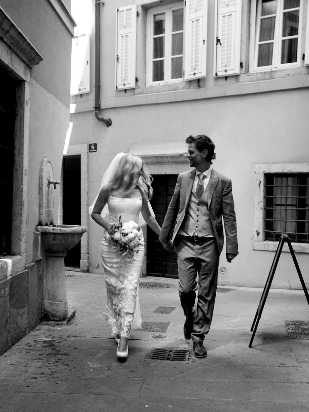 Na svojem Instagram profilu je delila serijo črno-belih poročnih fotografij in ob tem zapisala: "Dve kulturi, eno srce. Dva jezika, …