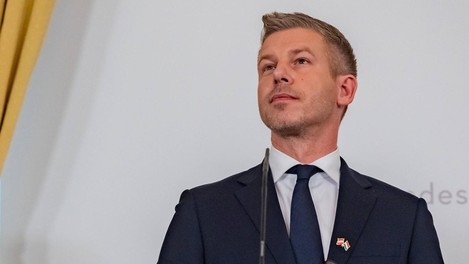 To je dekle Pétra Magyarja: S šopkom jo je čakal na letališču (VIDEO)