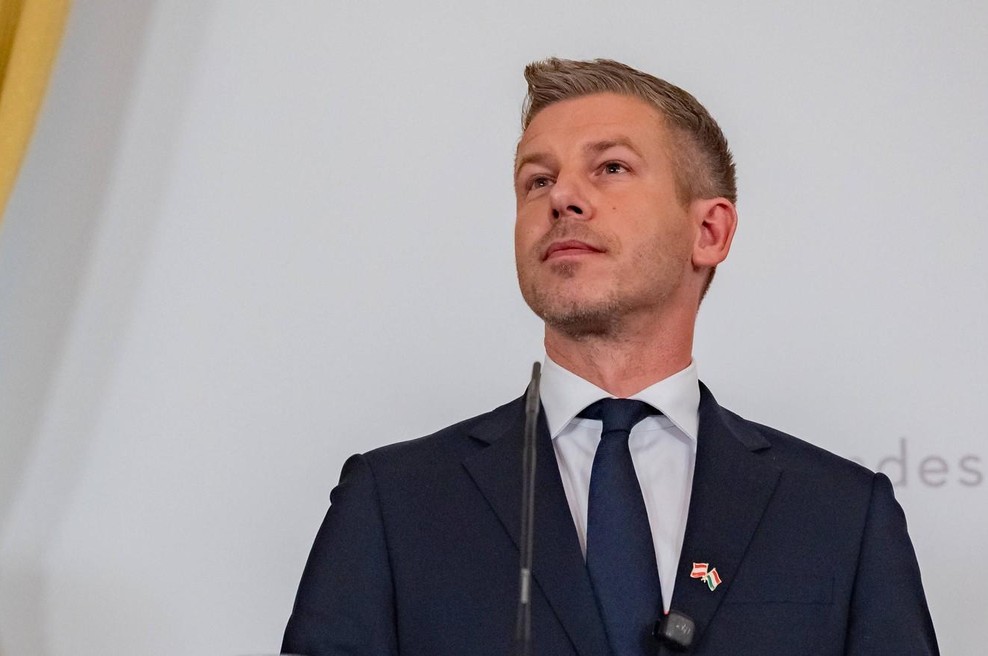 To je dekle Pétra Magyarja: S šopkom jo je čakal na letališču (VIDEO) (foto: profimedia)