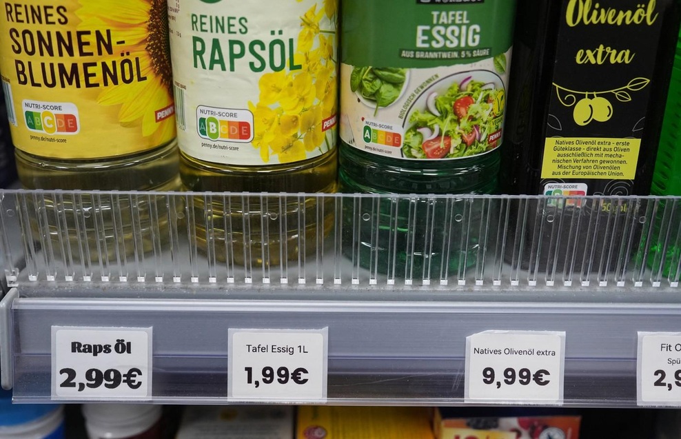 Nevarno ali ne? Zakaj na družbenih omrežjih opozarjajo pred repičnim oljem? (foto: Profimedia)
