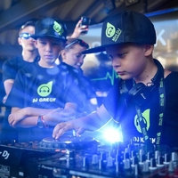 Mini DJ Akademija: prvi koraki v svet glasbe (prostor, kjer otroci najdejo svoj ritem)