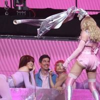 Madonna na nastopu prekrižala nogo čez ograjo, ljudje pa: "Babica, neeee"