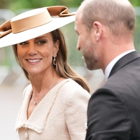 Kate Middleton je na kraljevo poroko prišla s torbico, ki stane le 33 evrov