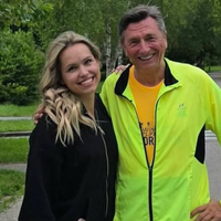 Borut Pahor na jutranjem teku s pravo lepotico: ena podrobnost na skupni fotografiji šokirala