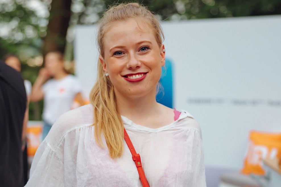 Zala Smolnikar – ZÁLI med snemanjem novega spota pritegnila poglede: razlog je bil rdeči lepotec (VIDEO) (foto: Marko Delbello Ocepek)