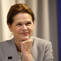 Prijela je za metlo in ... Alenka Bratušek pokazala prizor, ki ga pri njej nismo vajeni (FOTO)
