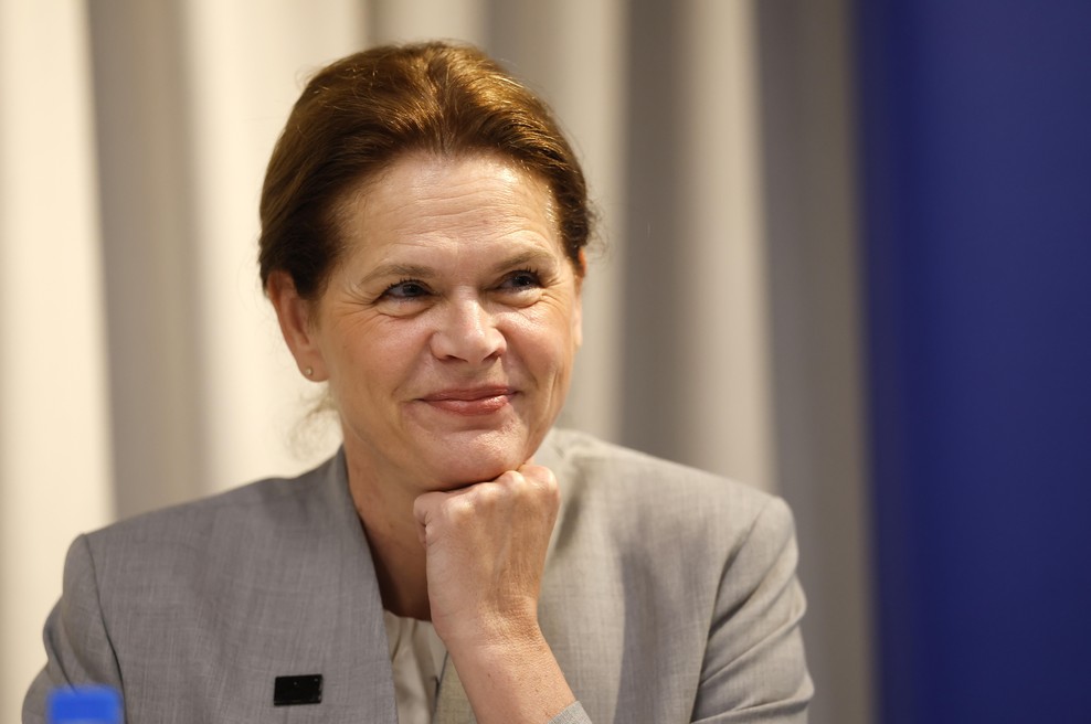 Prijela je za metlo in ... Alenka Bratušek pokazala prizor, ki ga pri njej nismo vajeni (FOTO) (foto: Borut Živulović /Bobo)