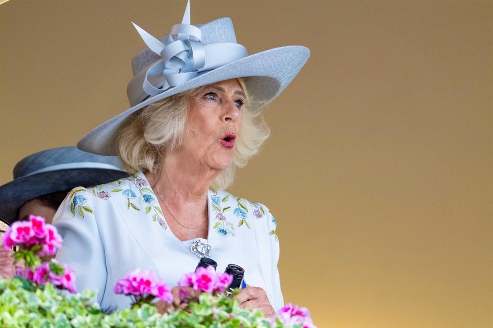 Po smrti kraljice Elizabete II. sta Charles in Camilla prevzela njeno kobilarno ter sčasoma postala strastna lastnika tekmovalnih konj. Prvo …