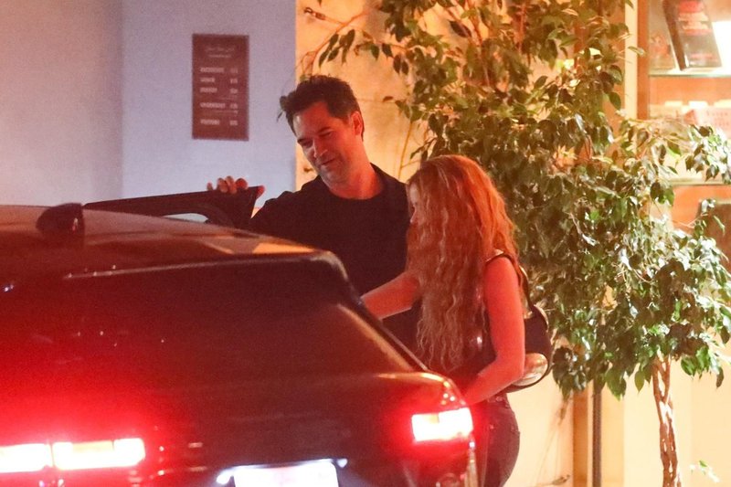 Shakira in Manuel Garcia-Rulfo
