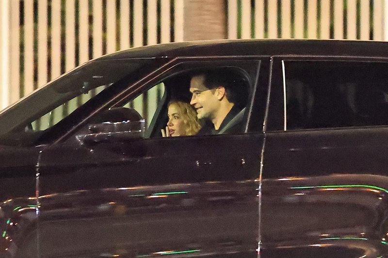 Shakira in Manuel Garcia-Rulfo