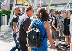 Zvezo skrivata že 13 let, zdaj pa je končno pokazal svojo 27 let mlajšo izbranko