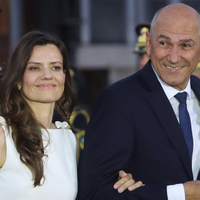 To je skrivno sporočilo, ki ga je Urška Bačovnik Janša s svojo obleko med ljudi pošiljala na proslavi (FOTO)