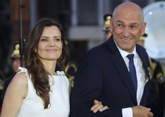 To je skrivno sporočilo, ki ga je Urška Bačovnik Janša s svojo obleko med ljudi pošiljala na proslavi (FOTO)
