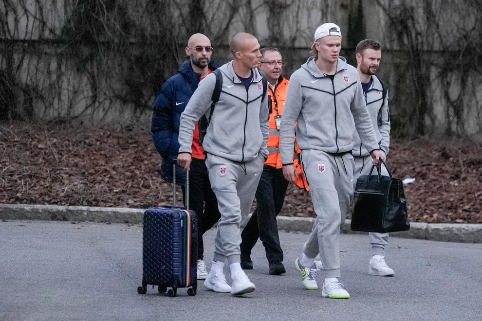 Ljubitelji mode na priložnost za nakup želenega modela pogosto čakajo več let, začetne cene torbic Birkin pa se začnejo pri …