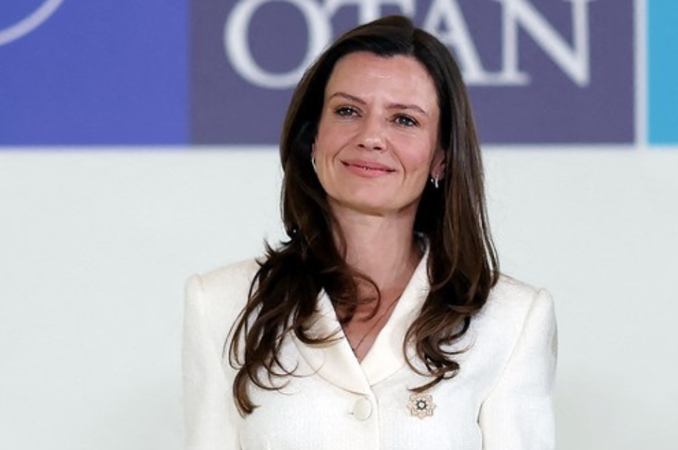Urška Bačovnik Janša na vrhu Nata v beli kreaciji zasenčila vse (izbrskali smo, koliko stane) (foto: Profimedia)